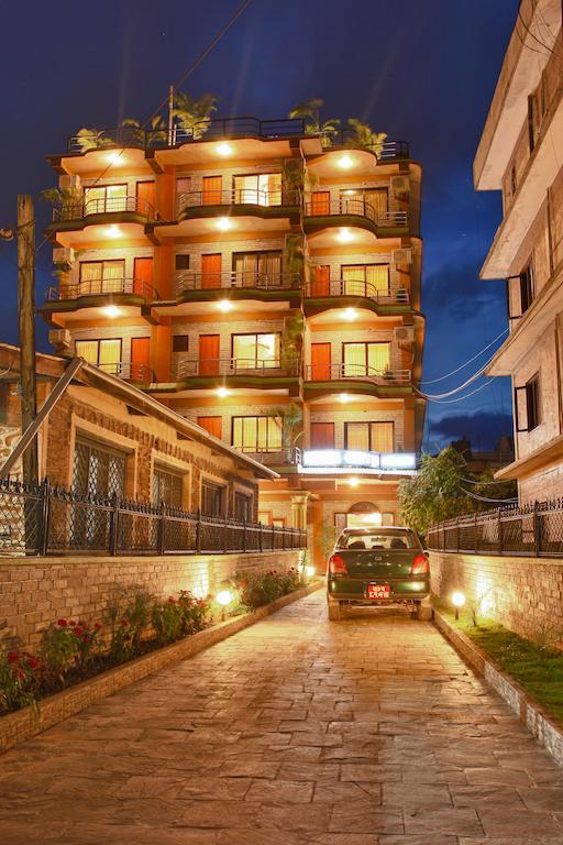 Hotel Crystal Palace Pokhara Buitenkant foto