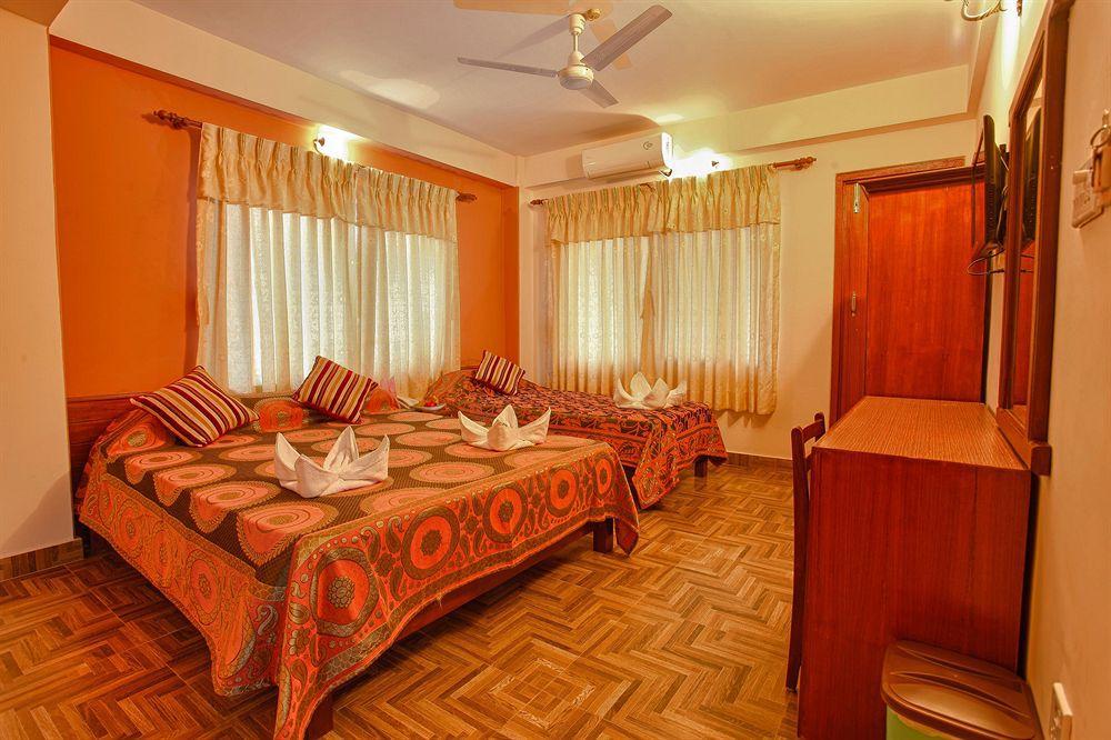 Hotel Crystal Palace Pokhara Buitenkant foto