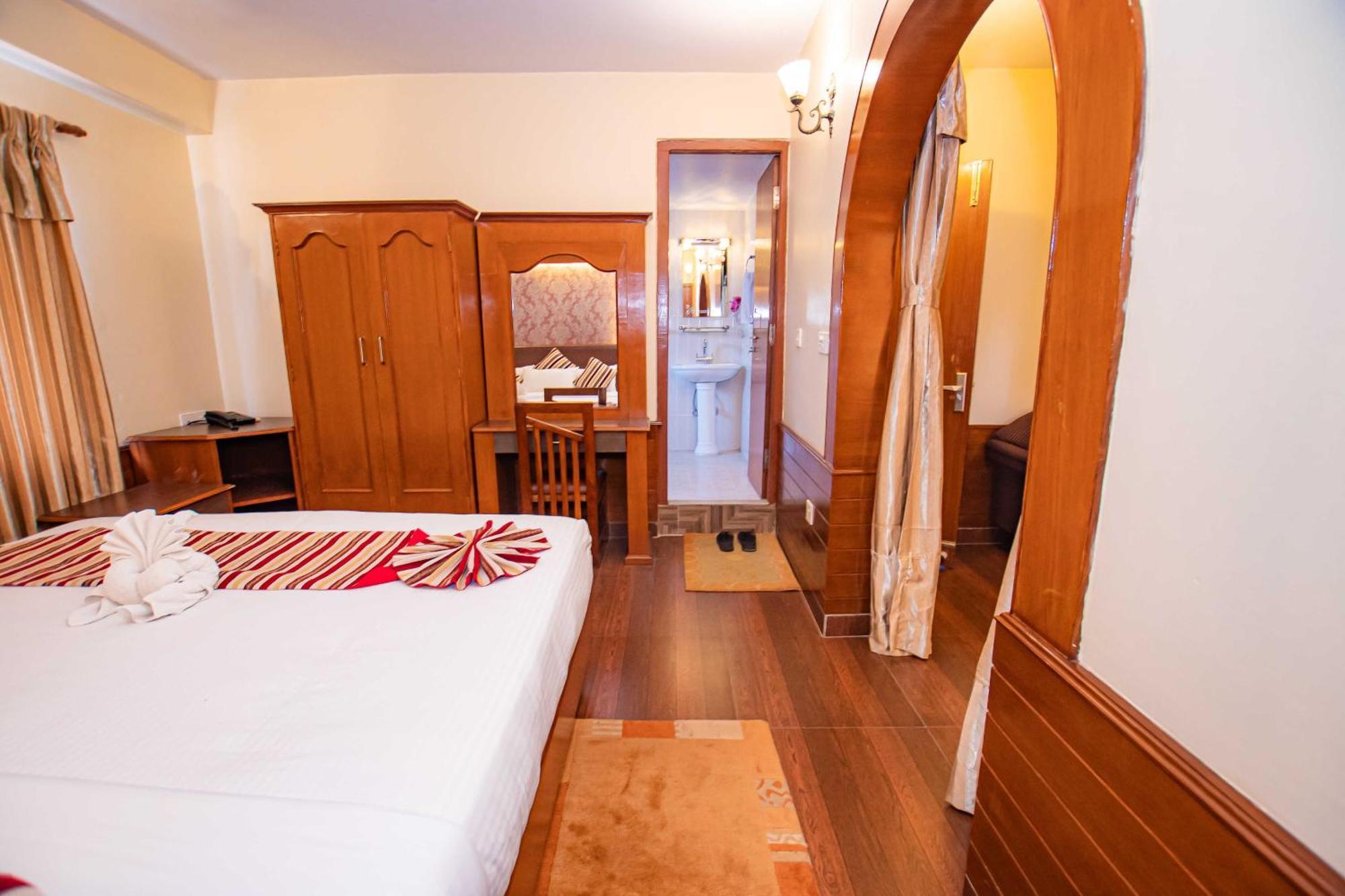 Hotel Crystal Palace Pokhara Buitenkant foto