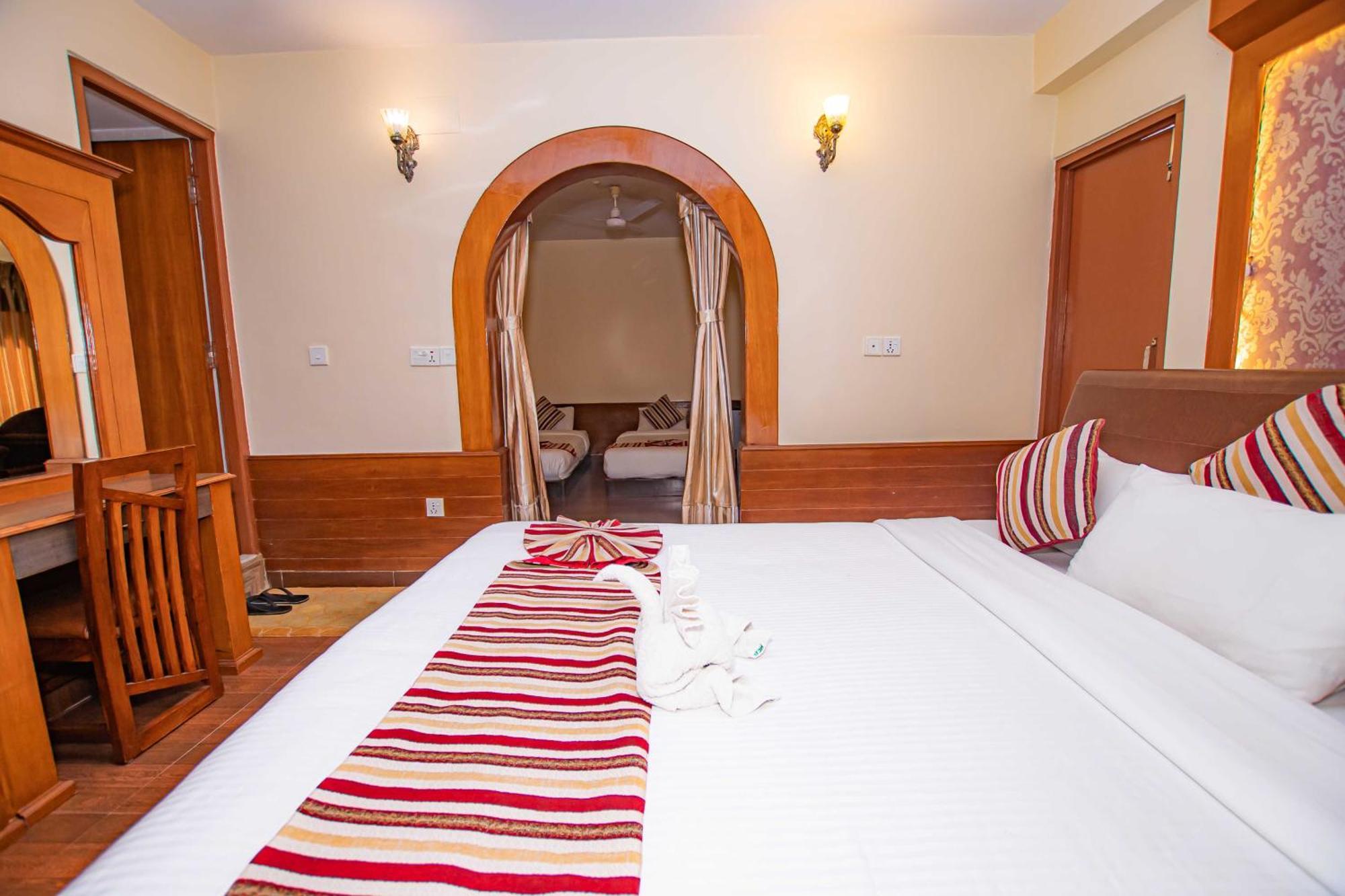 Hotel Crystal Palace Pokhara Buitenkant foto