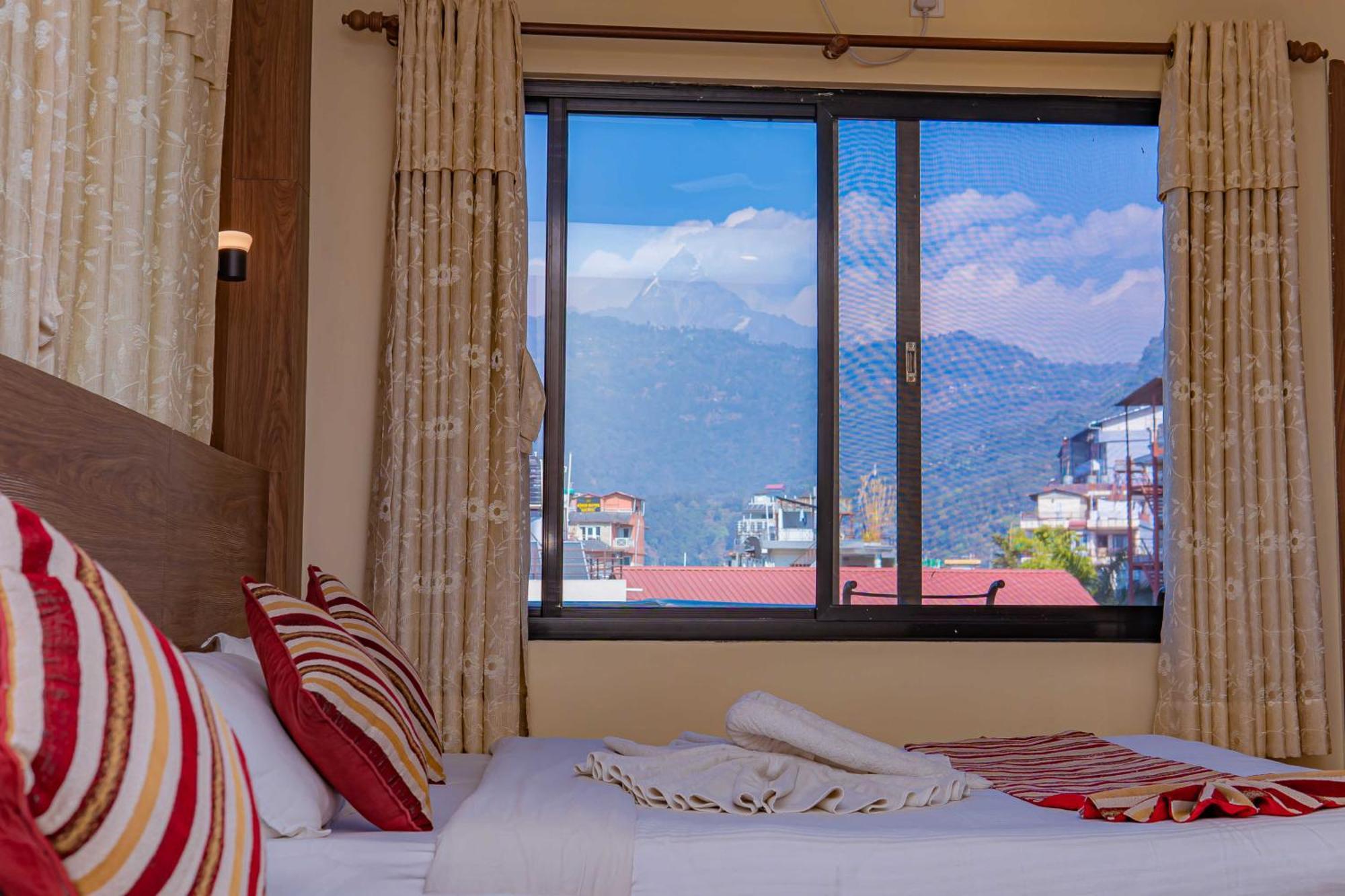 Hotel Crystal Palace Pokhara Buitenkant foto
