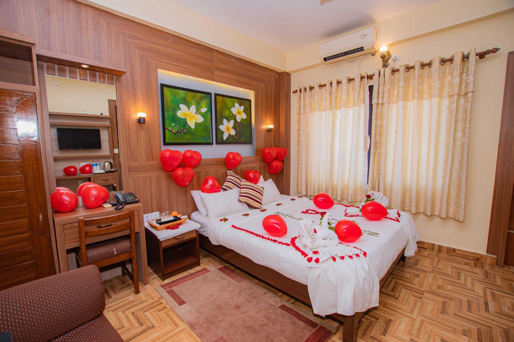 Hotel Crystal Palace Pokhara Buitenkant foto