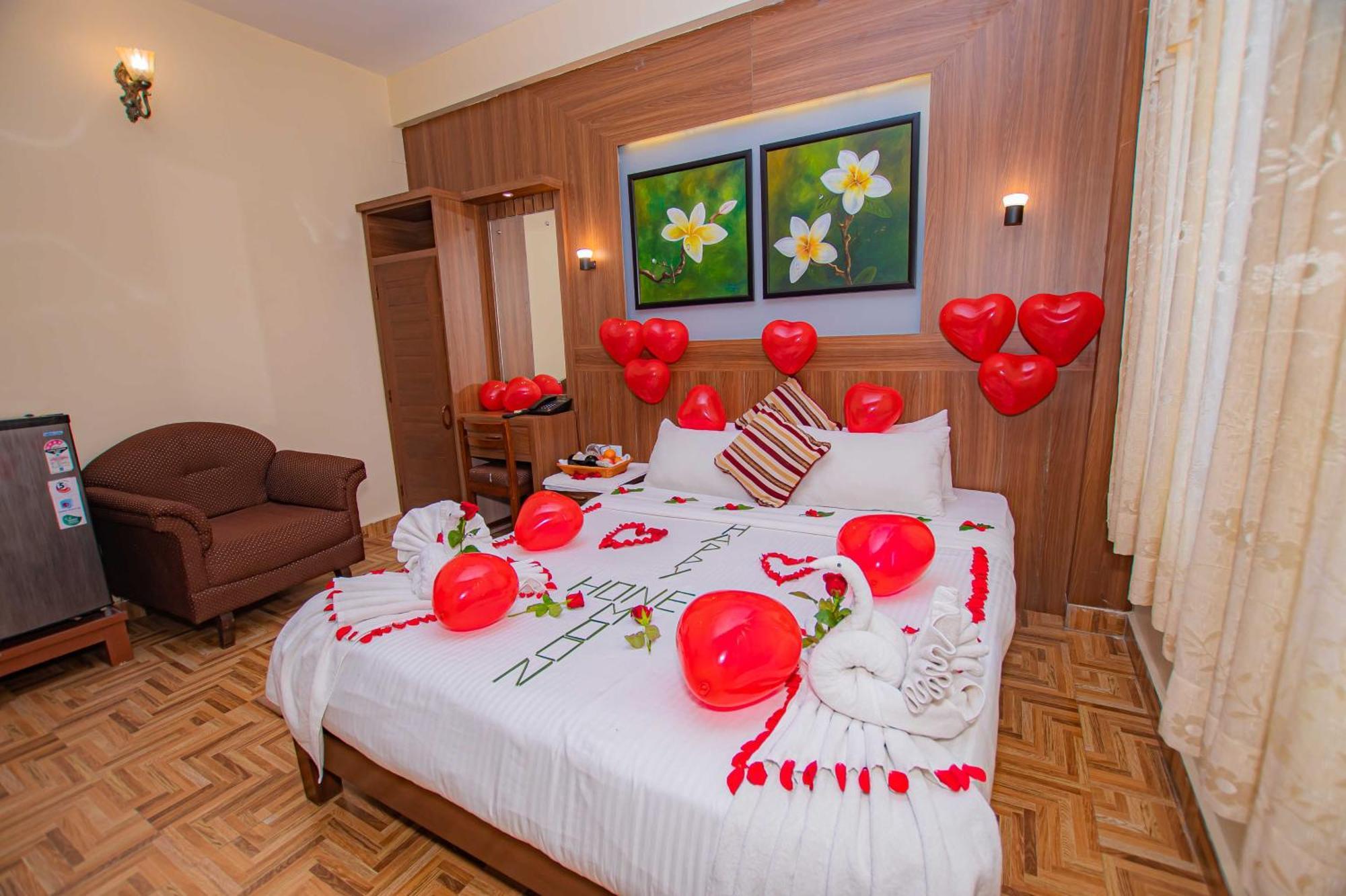 Hotel Crystal Palace Pokhara Buitenkant foto