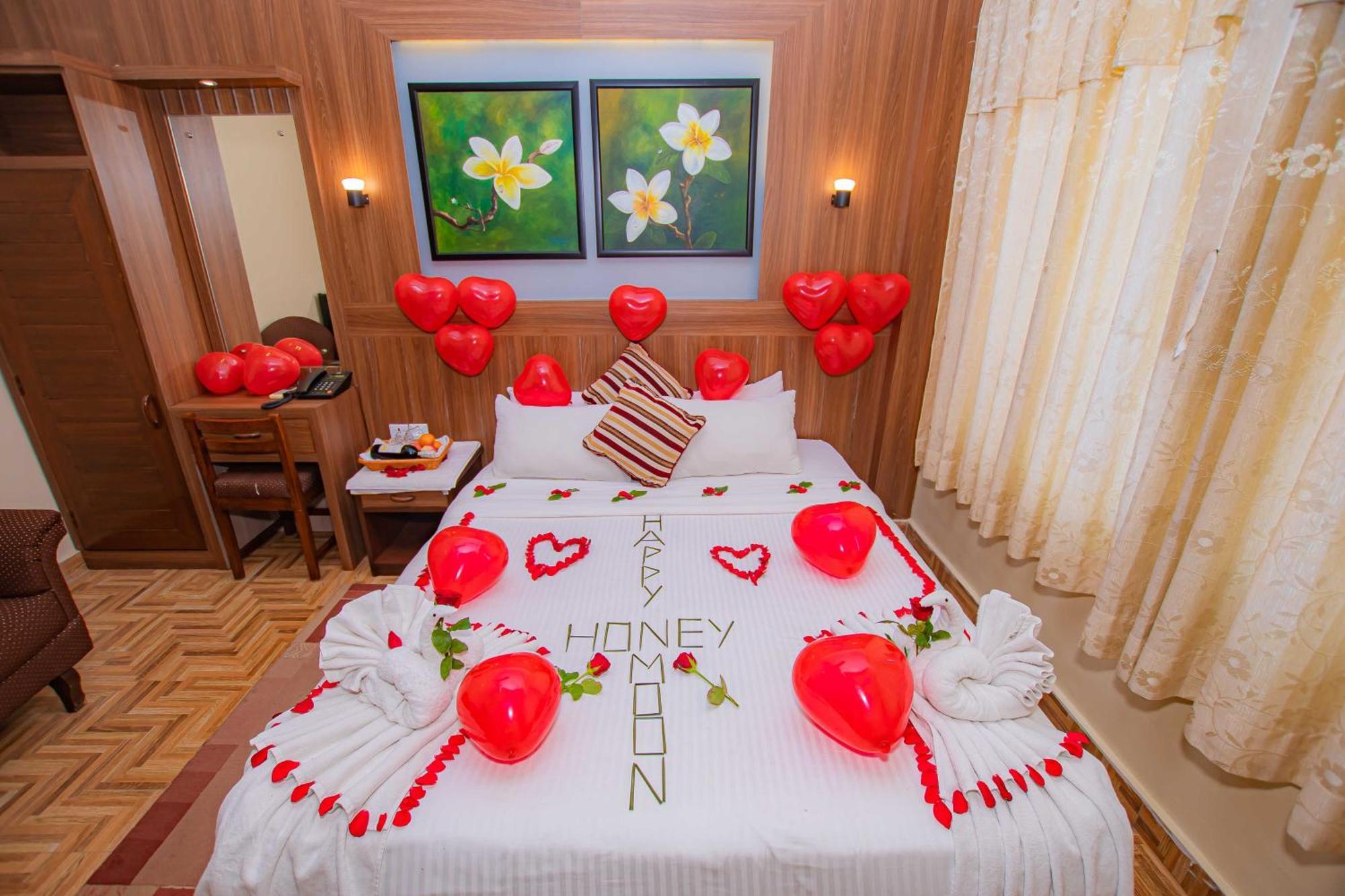 Hotel Crystal Palace Pokhara Buitenkant foto