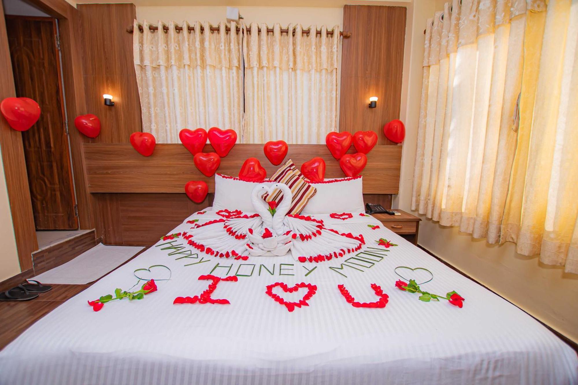 Hotel Crystal Palace Pokhara Buitenkant foto