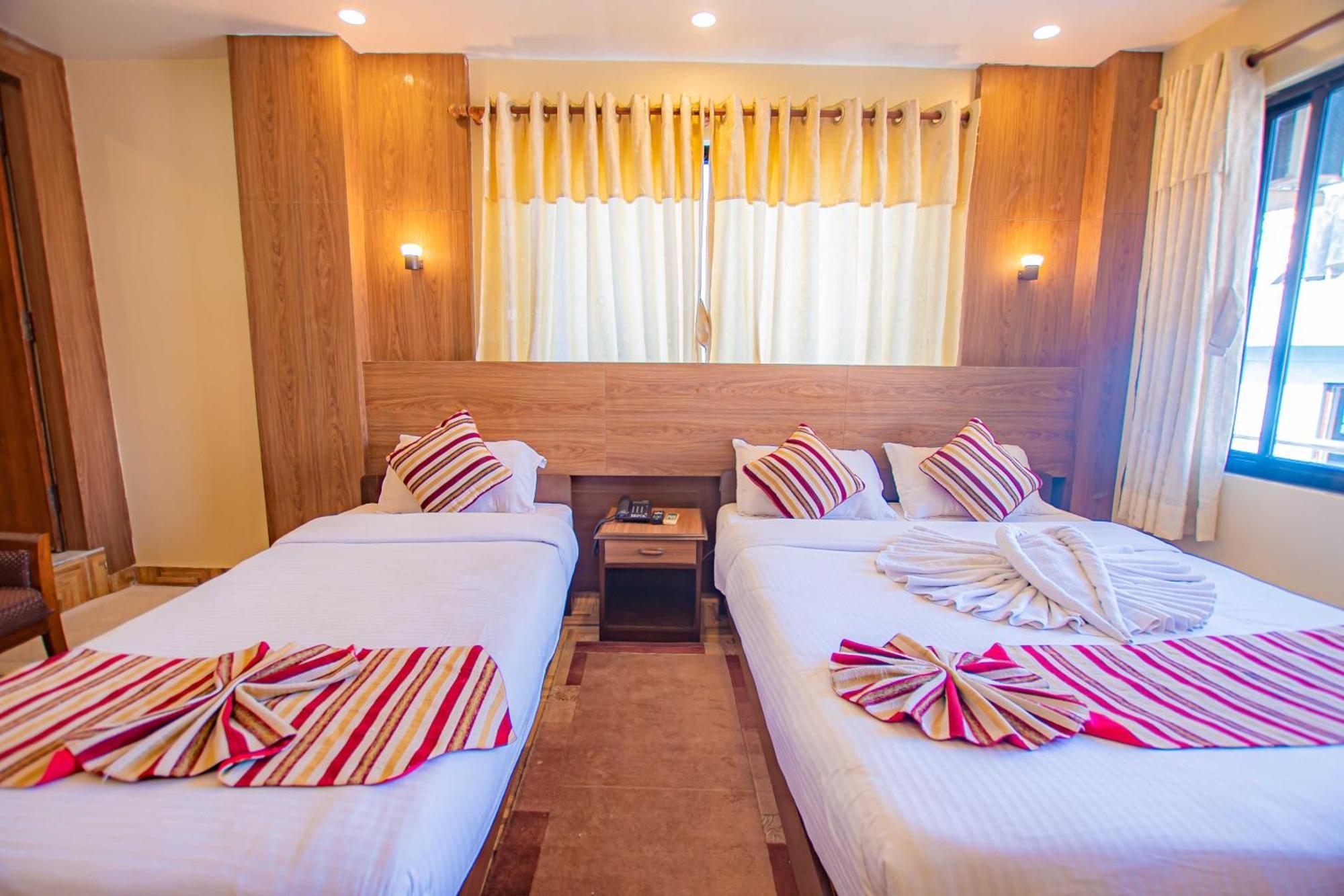 Hotel Crystal Palace Pokhara Buitenkant foto