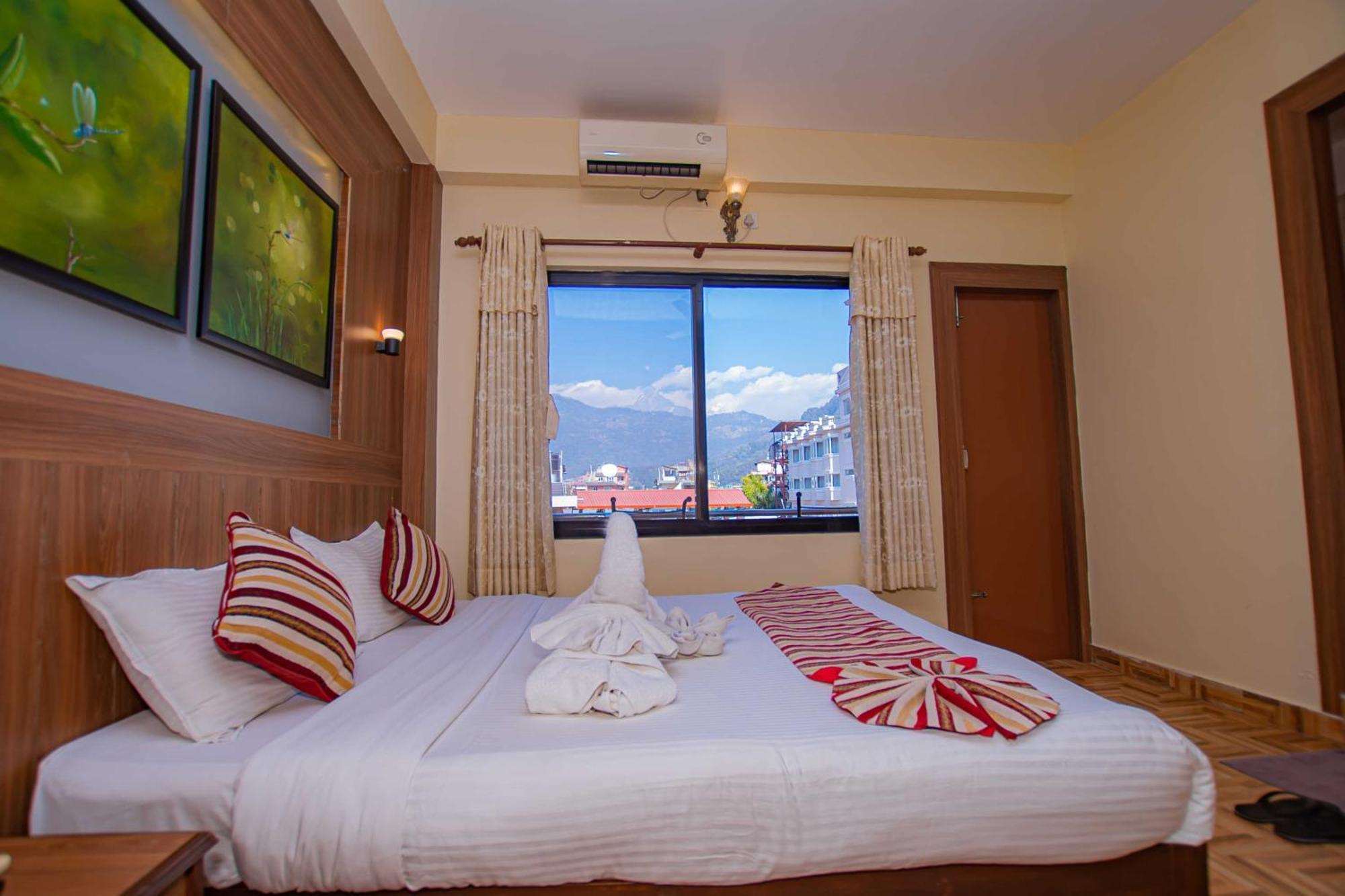 Hotel Crystal Palace Pokhara Buitenkant foto