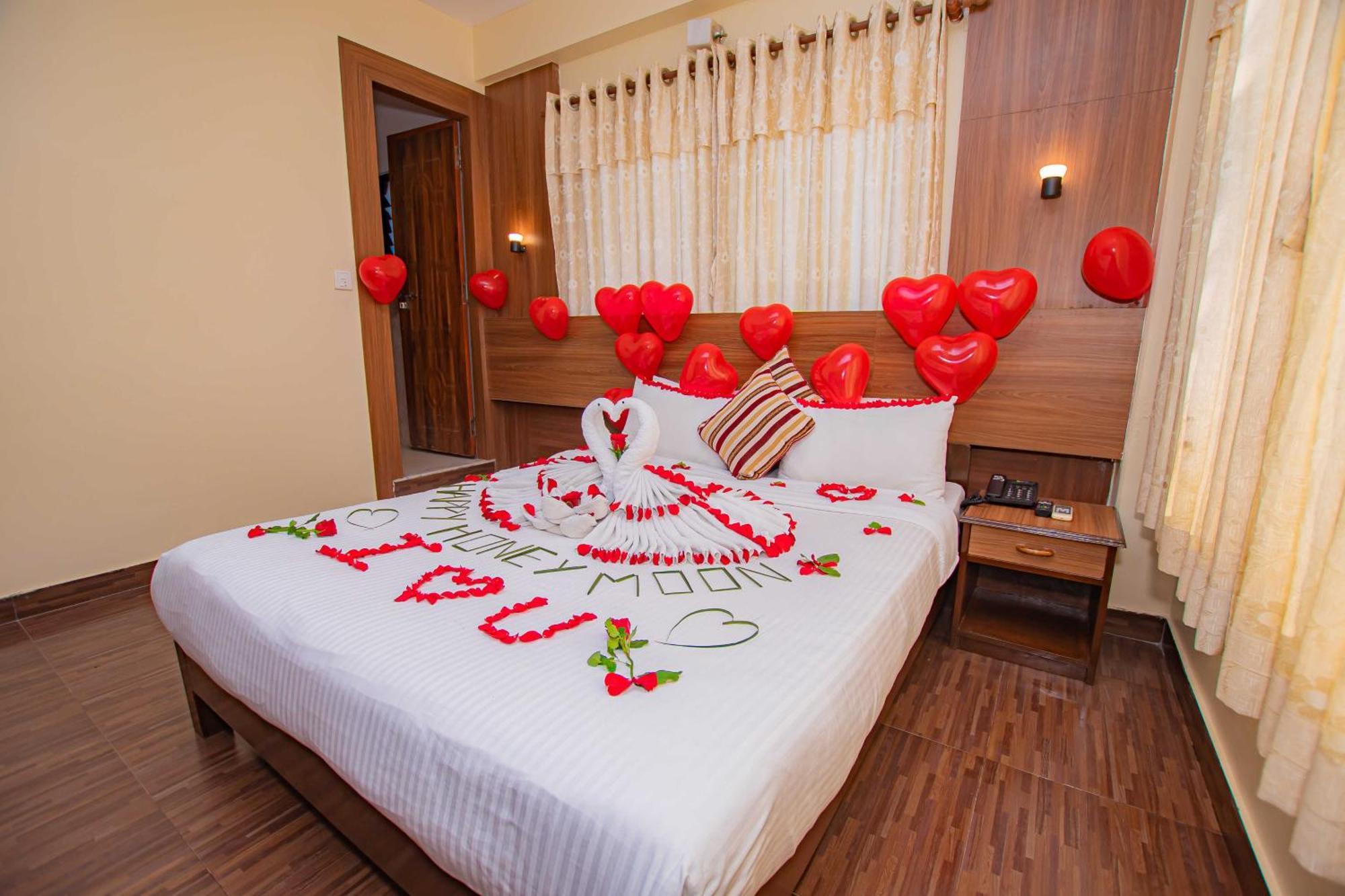 Hotel Crystal Palace Pokhara Buitenkant foto