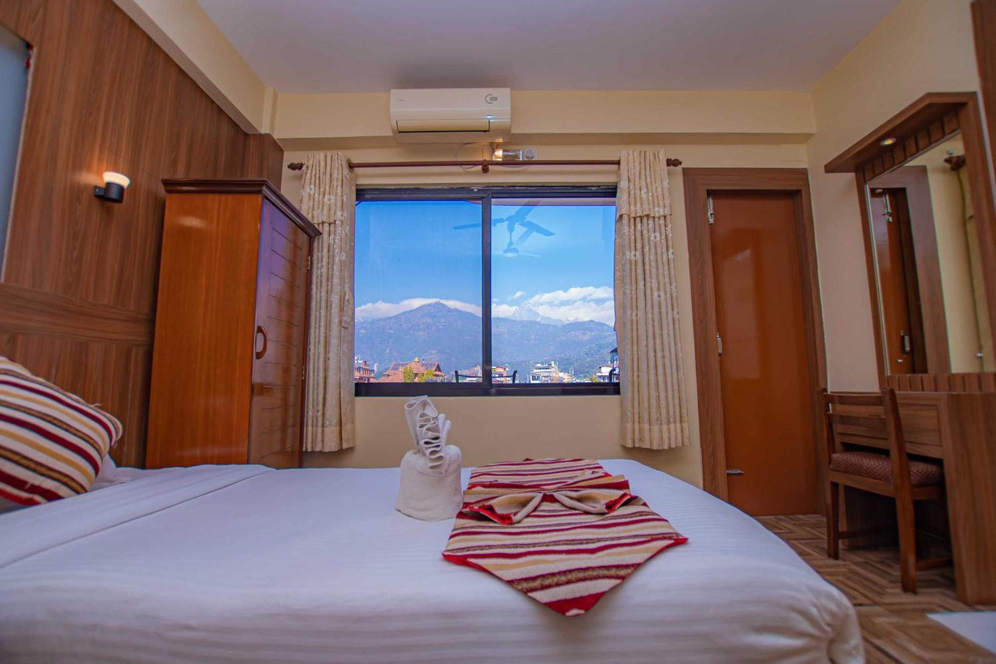 Hotel Crystal Palace Pokhara Buitenkant foto