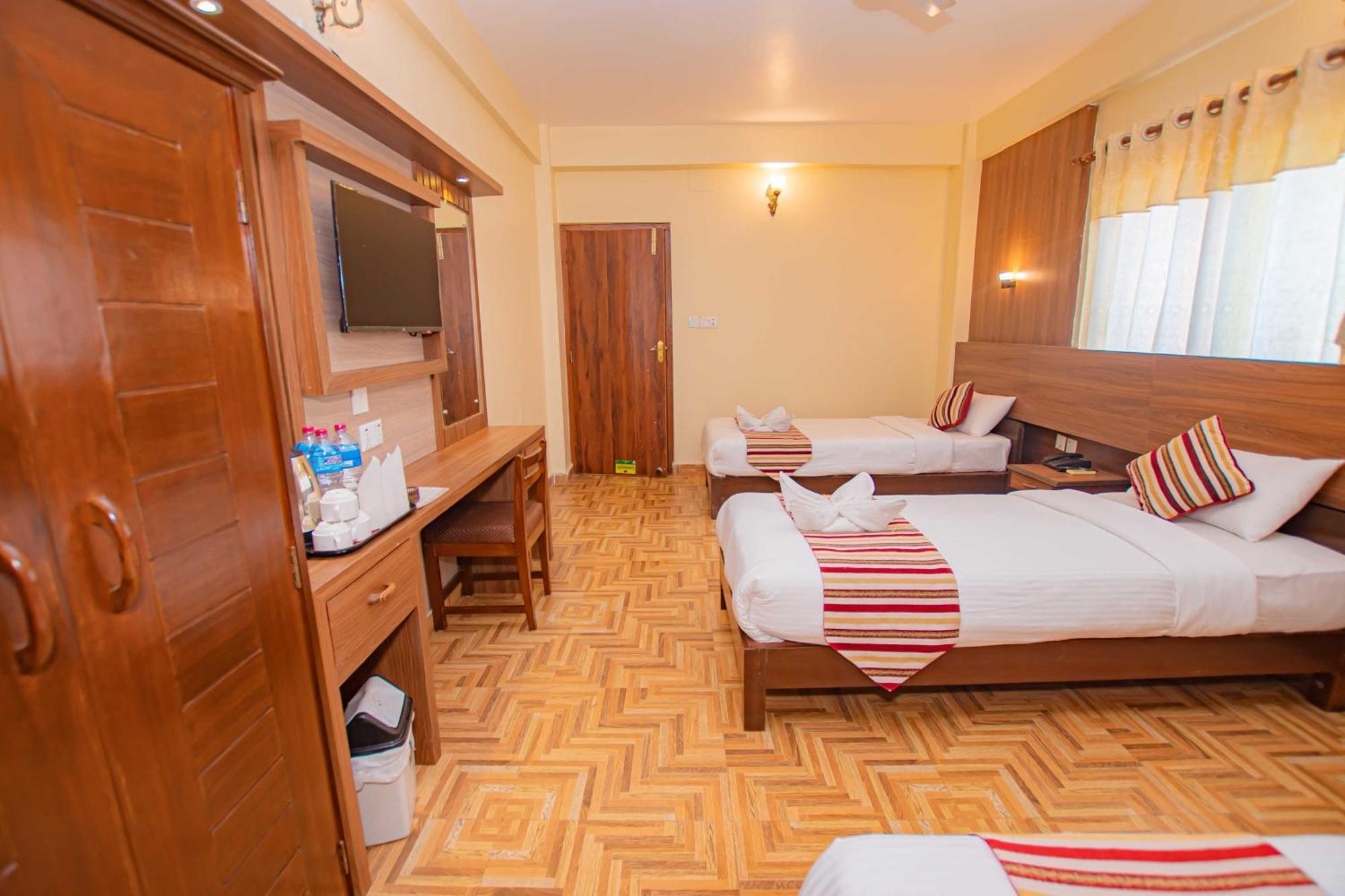 Hotel Crystal Palace Pokhara Buitenkant foto
