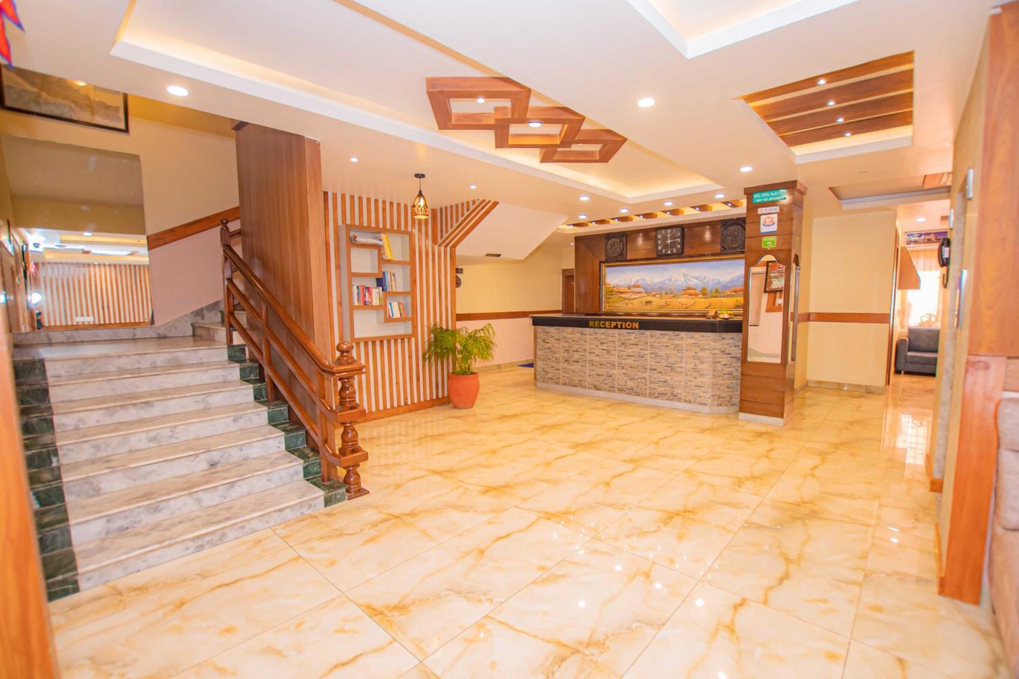 Hotel Crystal Palace Pokhara Buitenkant foto