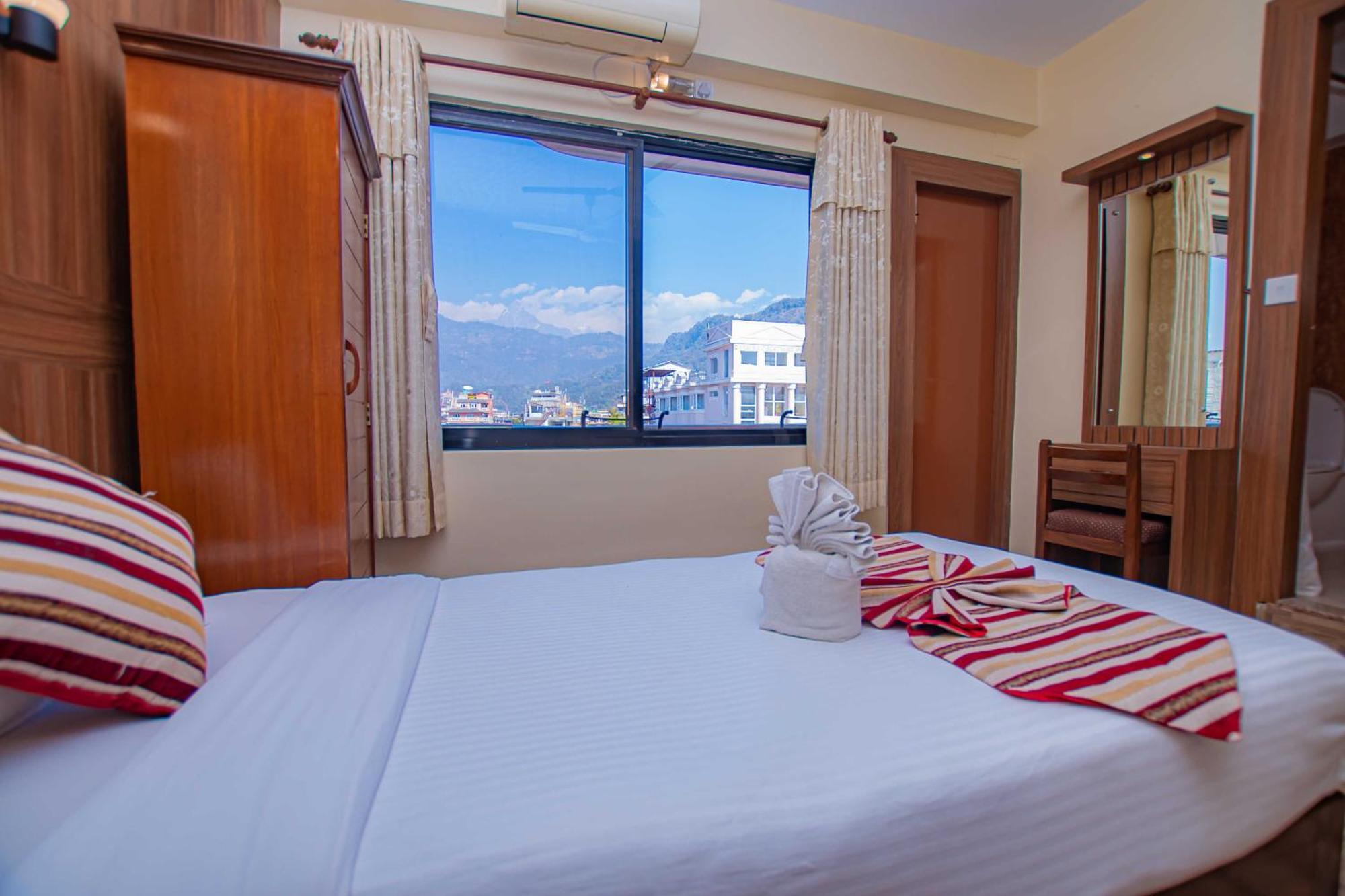 Hotel Crystal Palace Pokhara Buitenkant foto