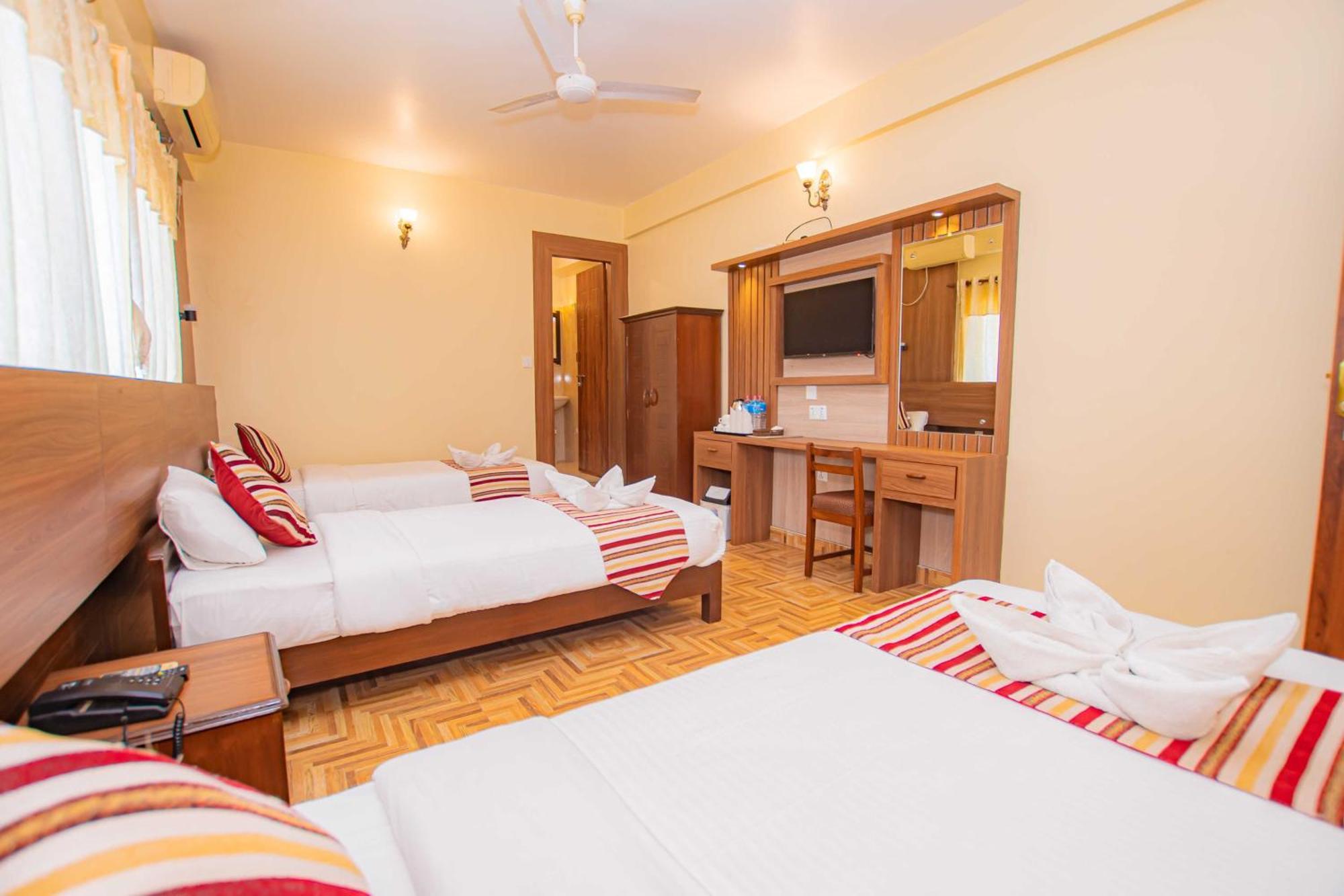 Hotel Crystal Palace Pokhara Buitenkant foto