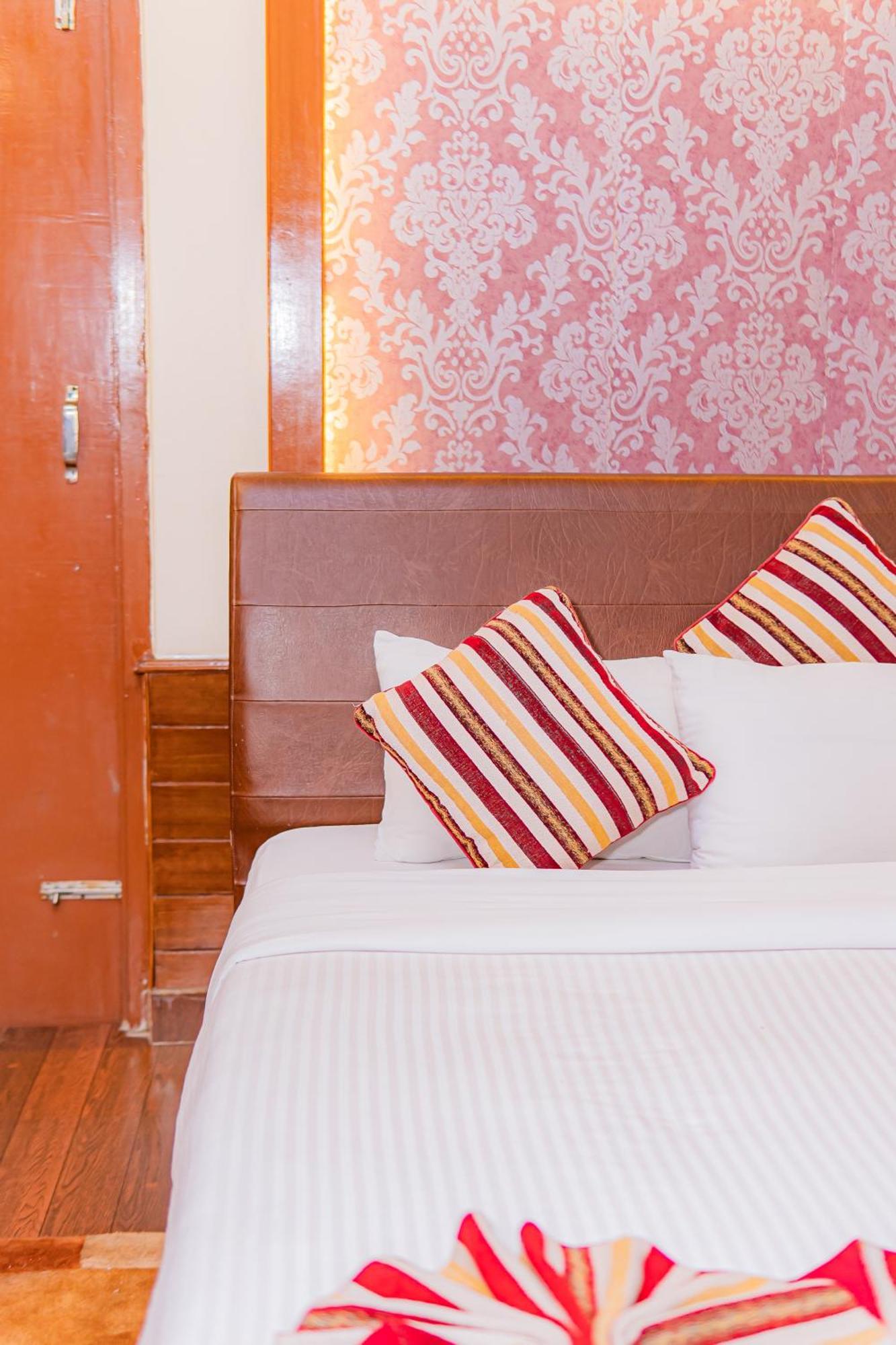 Hotel Crystal Palace Pokhara Buitenkant foto