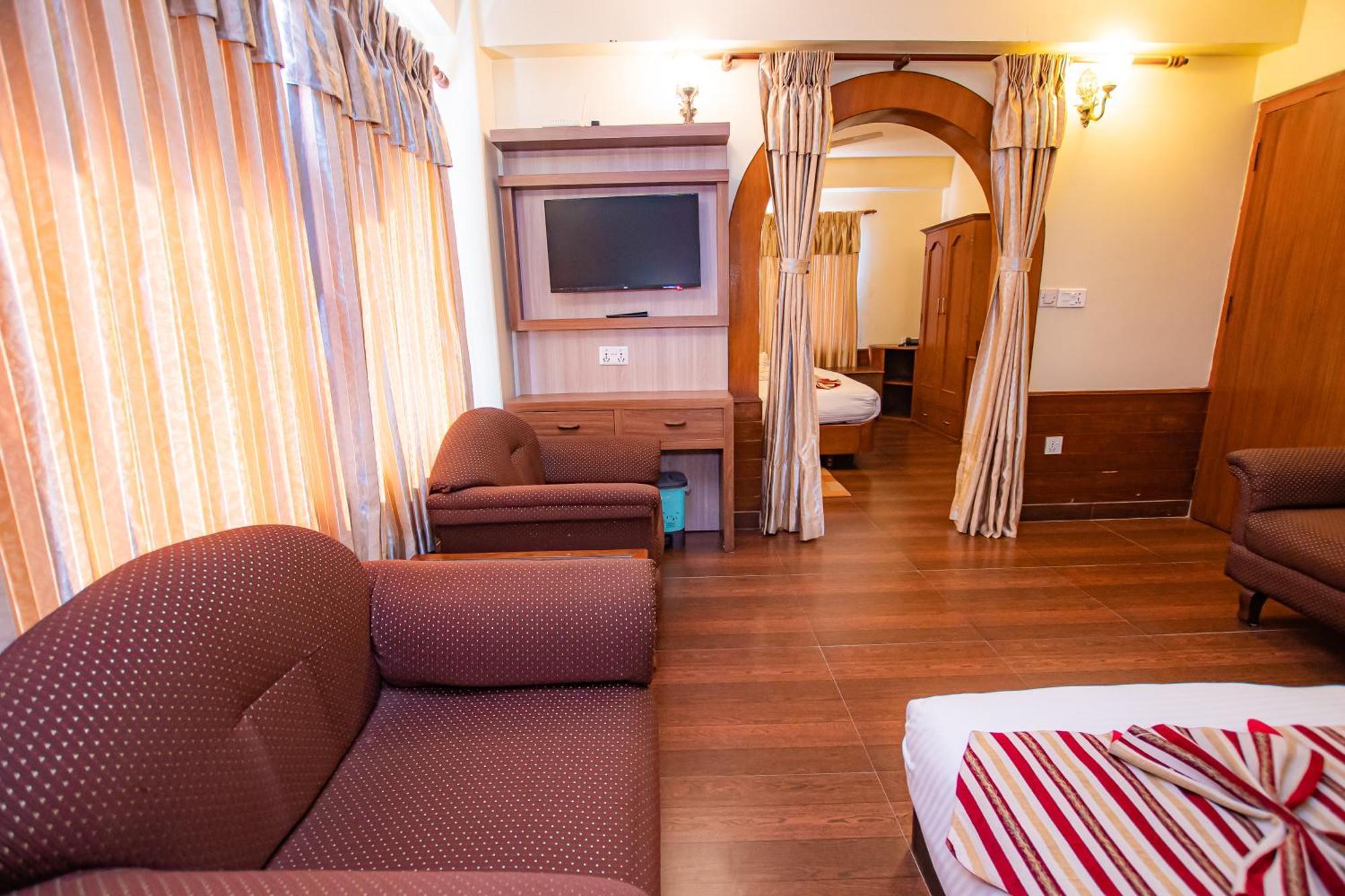 Hotel Crystal Palace Pokhara Buitenkant foto