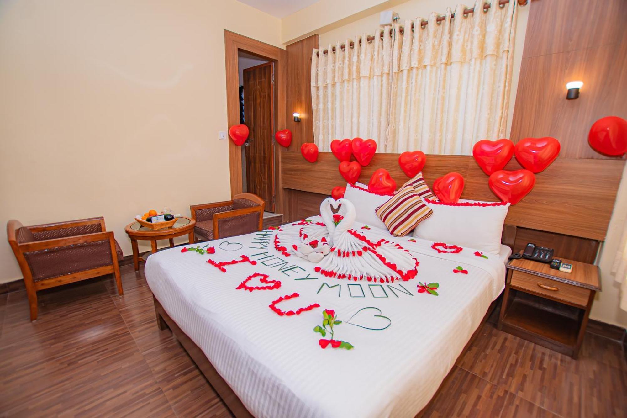 Hotel Crystal Palace Pokhara Buitenkant foto