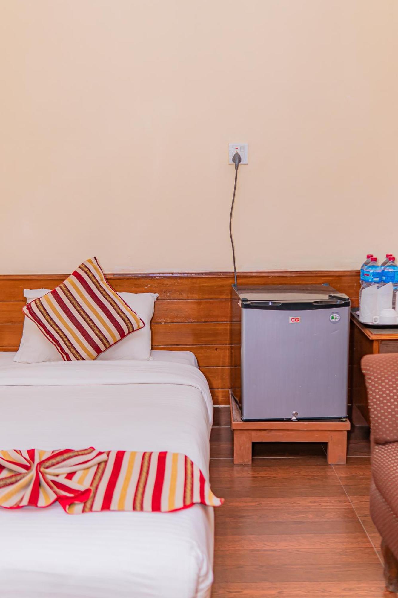 Hotel Crystal Palace Pokhara Buitenkant foto