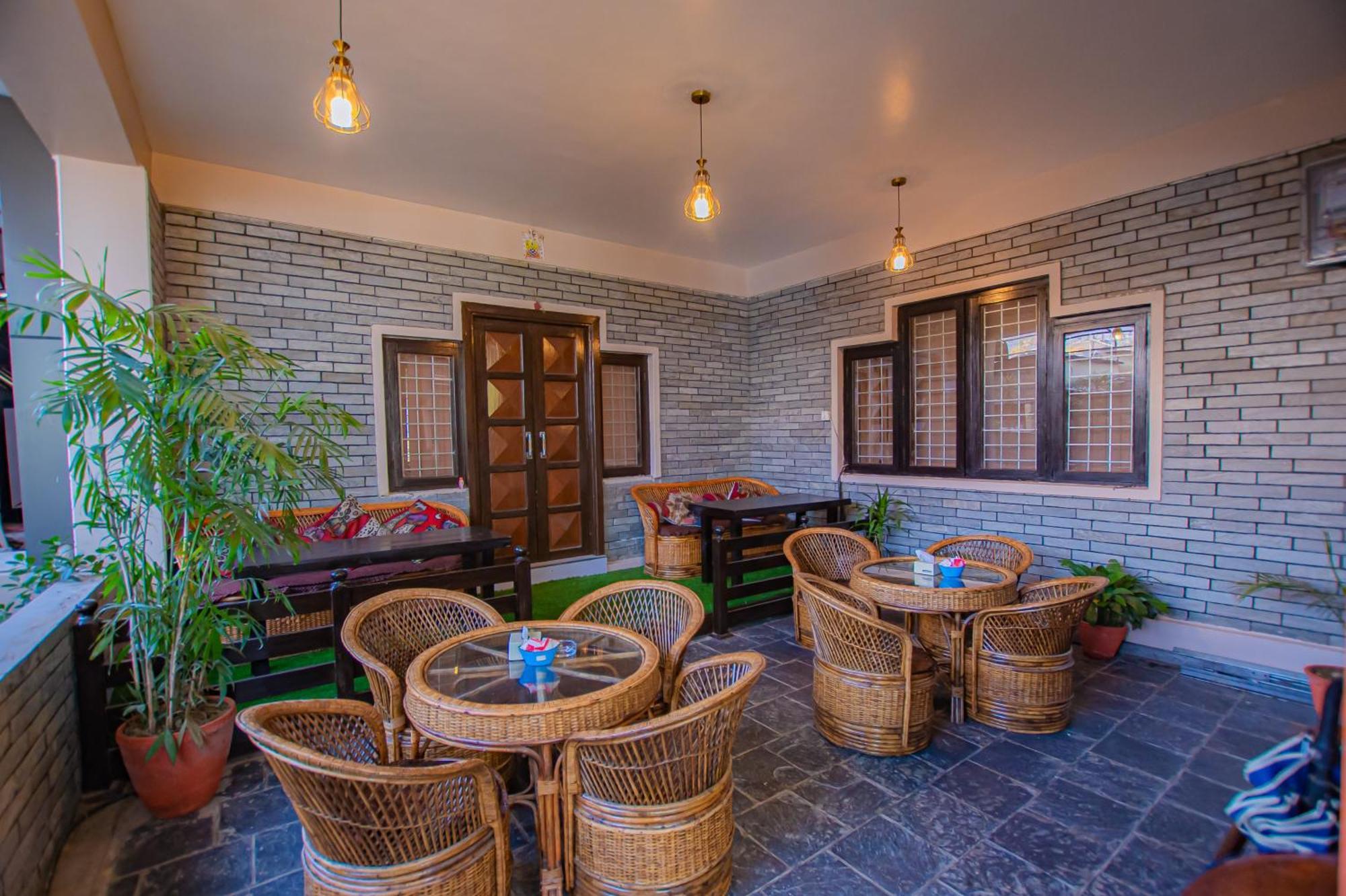 Hotel Crystal Palace Pokhara Buitenkant foto