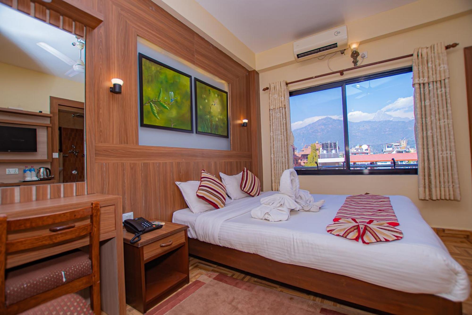 Hotel Crystal Palace Pokhara Buitenkant foto