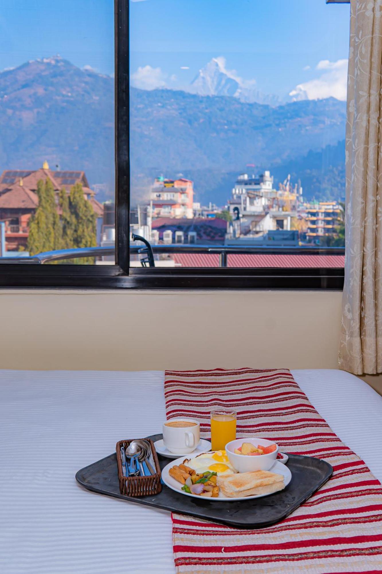 Hotel Crystal Palace Pokhara Buitenkant foto